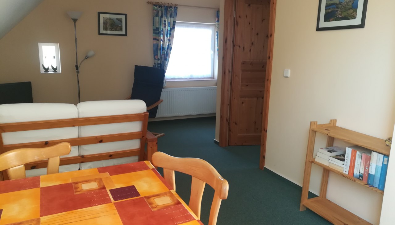 2 - Blick ins Wohnzimmer Richtung Sitzecke, © Andrea Schulze 2 - Blick ins Wohnzimmer Richtung Sitzecke, © Andrea Schulze