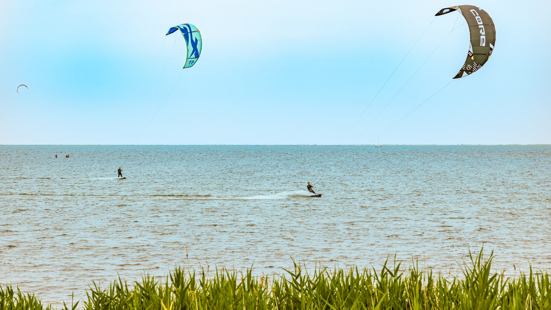 Kitesurfers op Ummanz surfen in het staande gebied aan de Oostzee