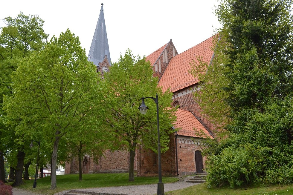Zuidkant van de kerk met cirkelvormig pad in het groen van de bomen., © Lutz Werner Zuidkant van de kerk met cirkelvormig pad in het groen van de bomen., © Lutz Werner