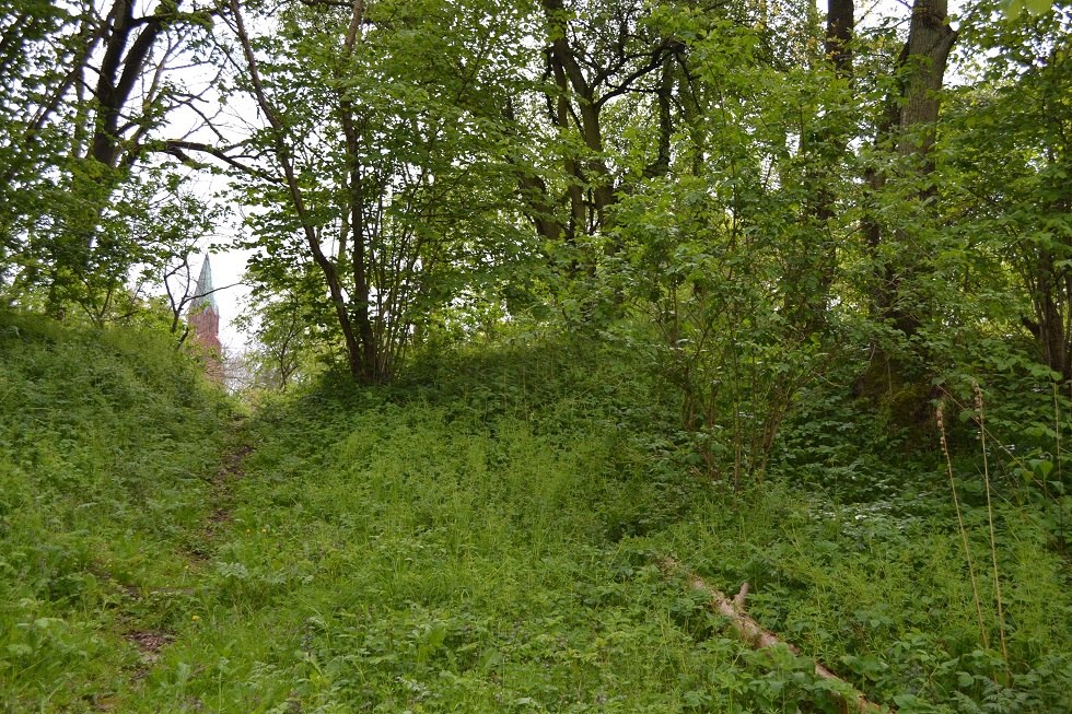 Widok z wnętrza zamku przez wał na kościół Pantlitz // © Lutz Werner Widok z wnętrza zamku przez wał na kościół Pantlitz // © Lutz Werner