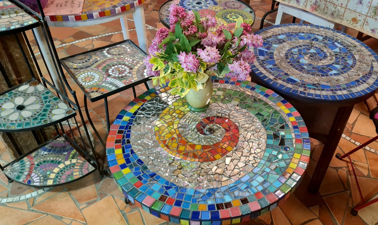 Mosaic tables // &copy; Birgit Anklam