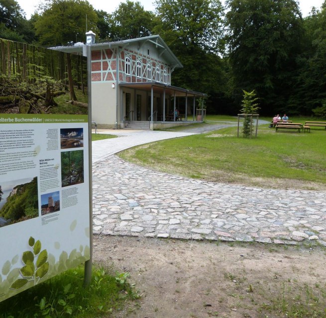 Buitenaanzicht van het UNESCO Werelderfgoed Forum in Sassnitz, © Gesine Häfner / Nationalpark-Zentrum KÖNIGSSTUHL