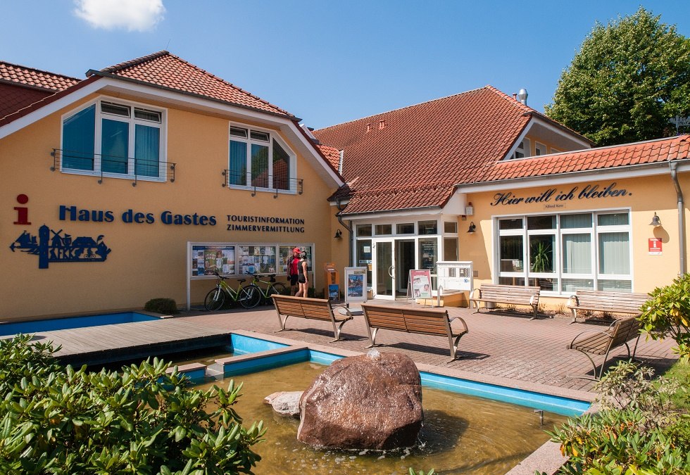 Het gebouw van Tourismus- und Kur GmbH Graal-Müritz met de binnenplaats ervoor., © Frank Burger