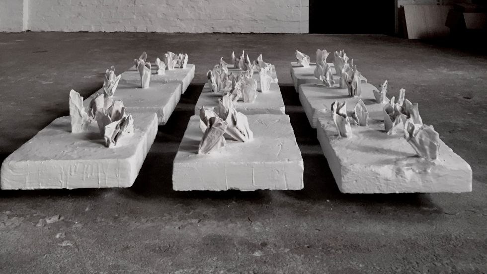 Zakdoeken die wegzakken in vloertegels zijn synoniem voor een overdracht in het menselijk leven, © Michael Haydn Zakdoeken die wegzakken in vloertegels zijn synoniem voor een overdracht in het menselijk leven, © Michael Haydn