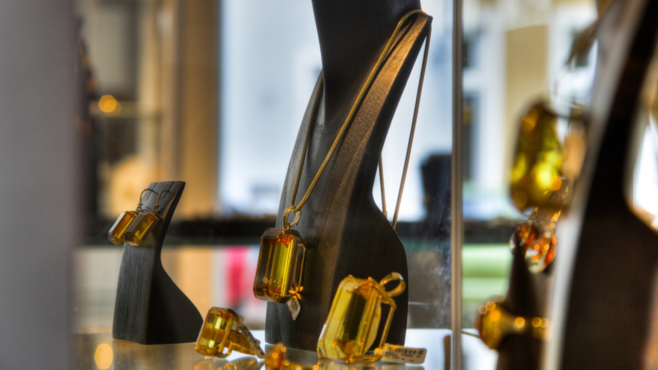 Fijne sieraden gemaakt van het goud van de zee - barnsteen // © Uta Erichson Fijne sieraden gemaakt van het goud van de zee - barnsteen // © Uta Erichson