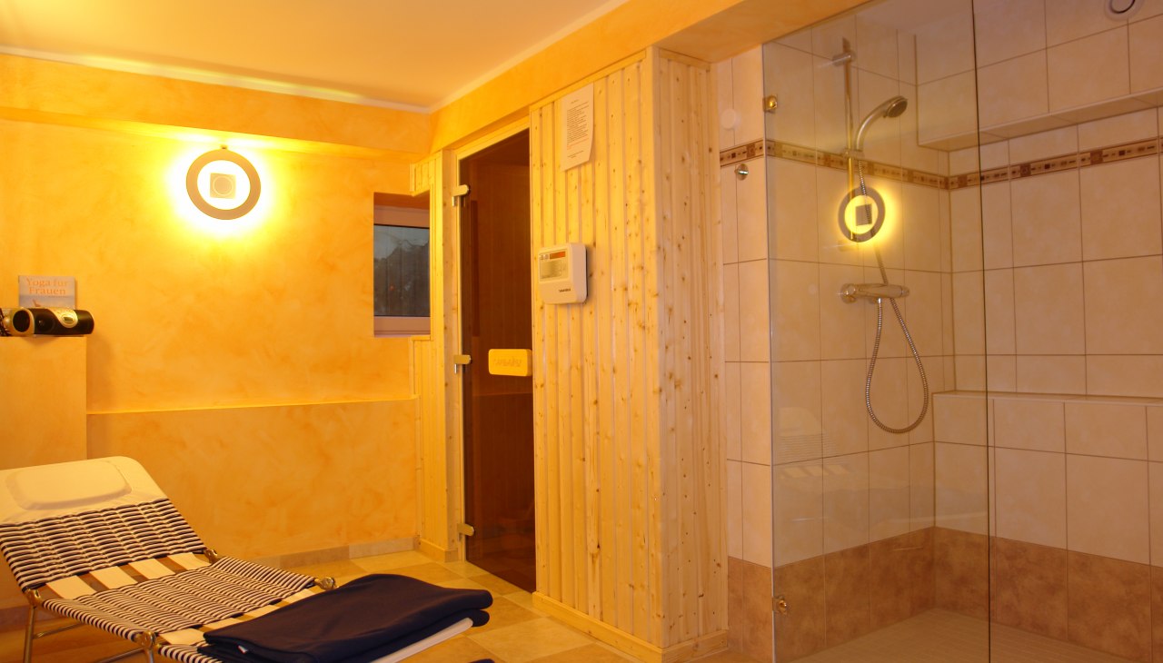 Mała, urocza sauna dla 2 osób zachęca do relaksu po długim zimowym spacerze., © Strandhotel zur Promenade