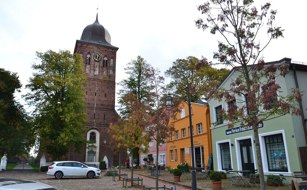 Kościół św. Jakuba w Gingst na Rugii - Wejście - // © Tourismuszentrale Rügen Kościół św. Jakuba w Gingst na Rugii - Wejście - // © Tourismuszentrale Rügen