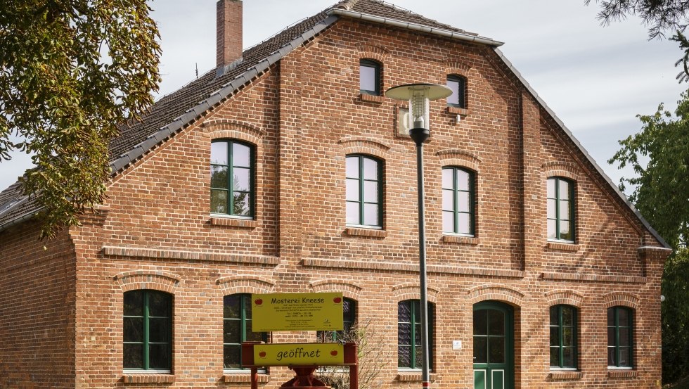 Ciderij, boerderijwinkel en distilleerderij, © Mosterei Kneese/Paula Markert