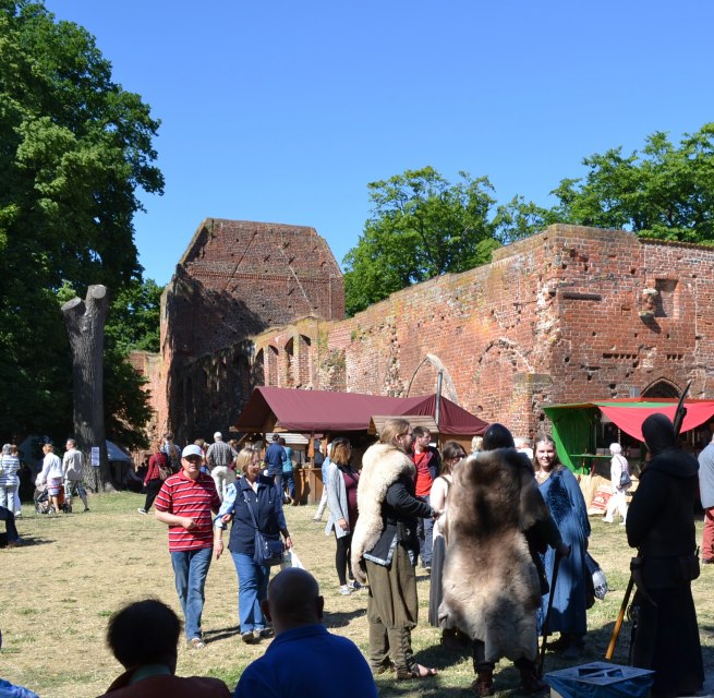 Kleurrijke marktdrukte op de kloostermarkt van Eldena 2016, &copy; Universit&auml;ts- und Hansestadt Greifswald