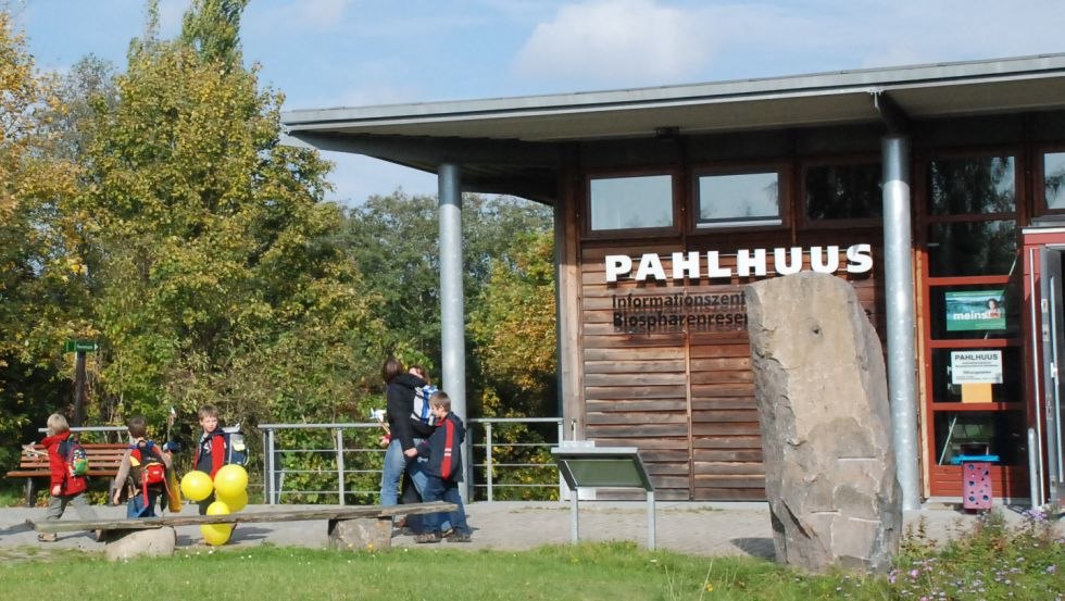 Het PAHLHUUS is het informatiecentrum van het Biosfeerreservaat Schaalsee., © PAHLHUUS/Dornblut