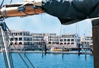 Die Yachthafenresidenz Hohe D&uuml;ne vom Hafen aus // &copy; Yachthafenresidenz Hohe D&uuml;ne, www.hohe-duene.de