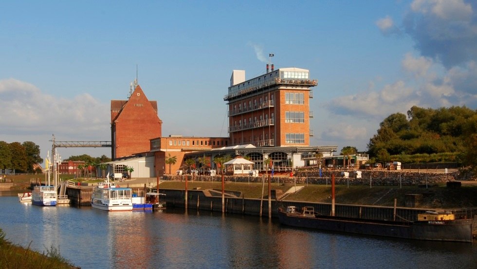 Buitenaanzicht van Dömitzer Hafenhotel met panoramacafé, © Dömitzer Hafengastronomie GmbH & Co.KG