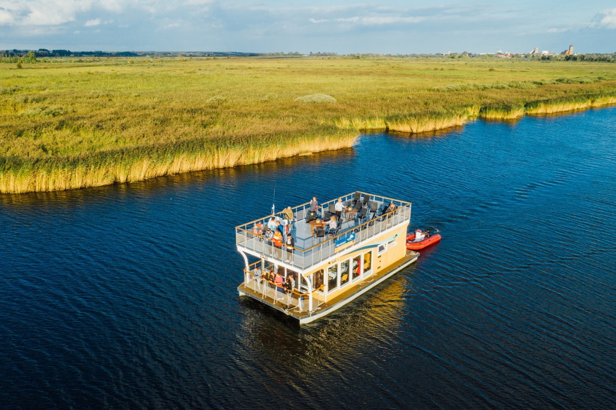 The hybrid ship "Ida vom Peendamm" is whisper-quiet during the season, taking daily tours in the wild and romantic Peene valley. // © Esslinger The hybrid ship "Ida vom Peendamm" is whisper-quiet during the season, taking daily tours in the wild and romantic Peene valley. // © Esslinger
