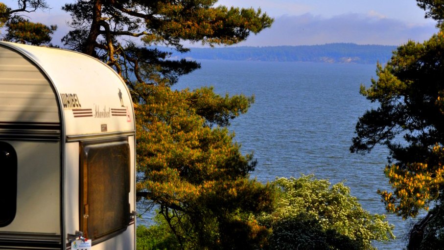 Spend the night with a view of the Bodden // © Campingplatz & Ferienhausanlage Banzelvitz Spend the night with a view of the Bodden // © Campingplatz & Ferienhausanlage Banzelvitz