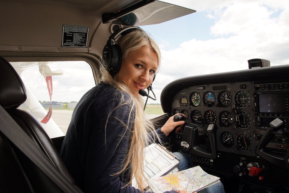 Student pilot during training in the cockpit // © ostseeflug.com Student pilot during training in the cockpit // © ostseeflug.com