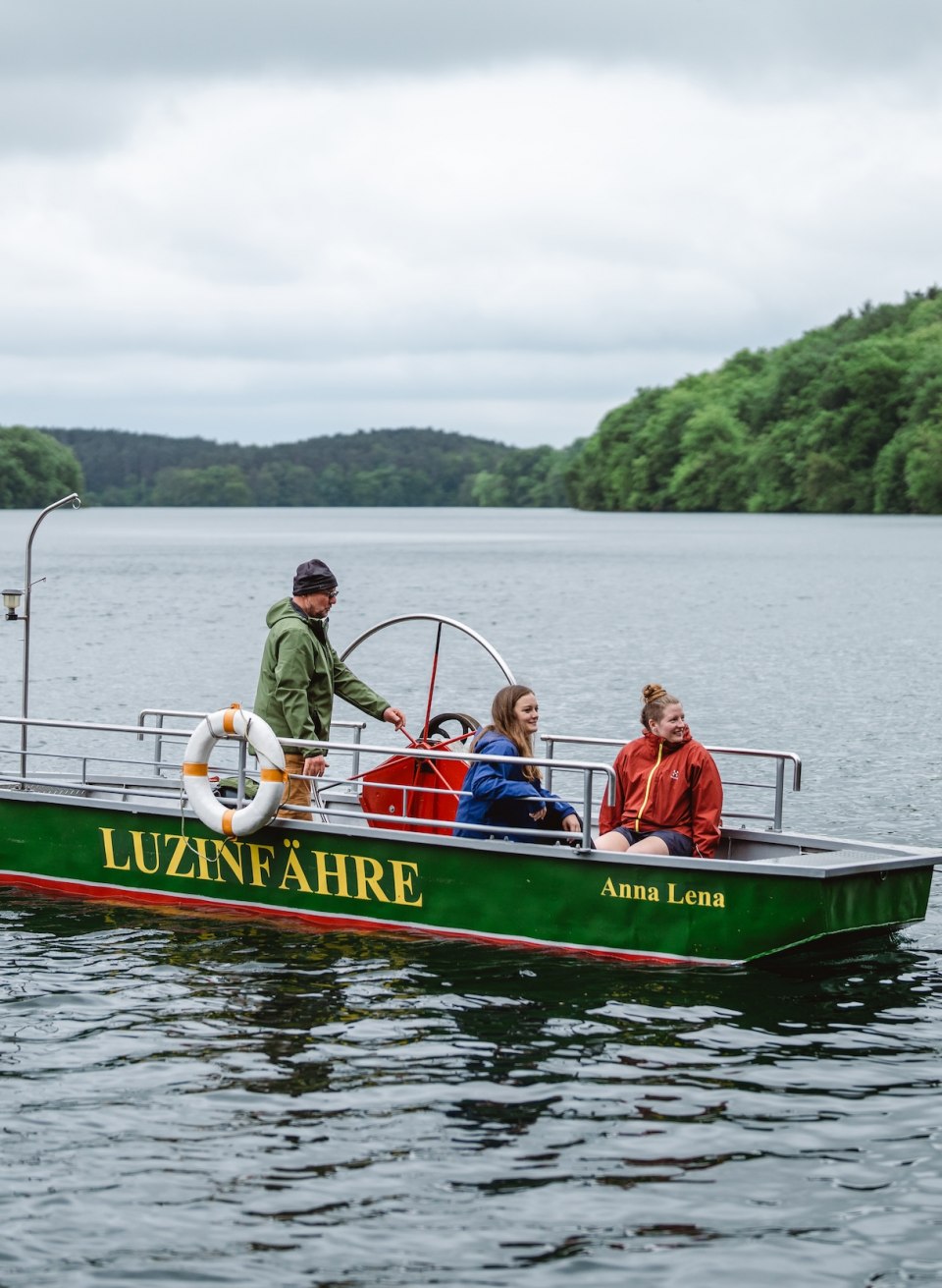 Veerman Tom brengt al tientallen jaren wandelaars over de Smalle Luzin, waaronder Marie en Linda. De handbediende kabelpont is een van de laatste in Europa., © TMV/Gross