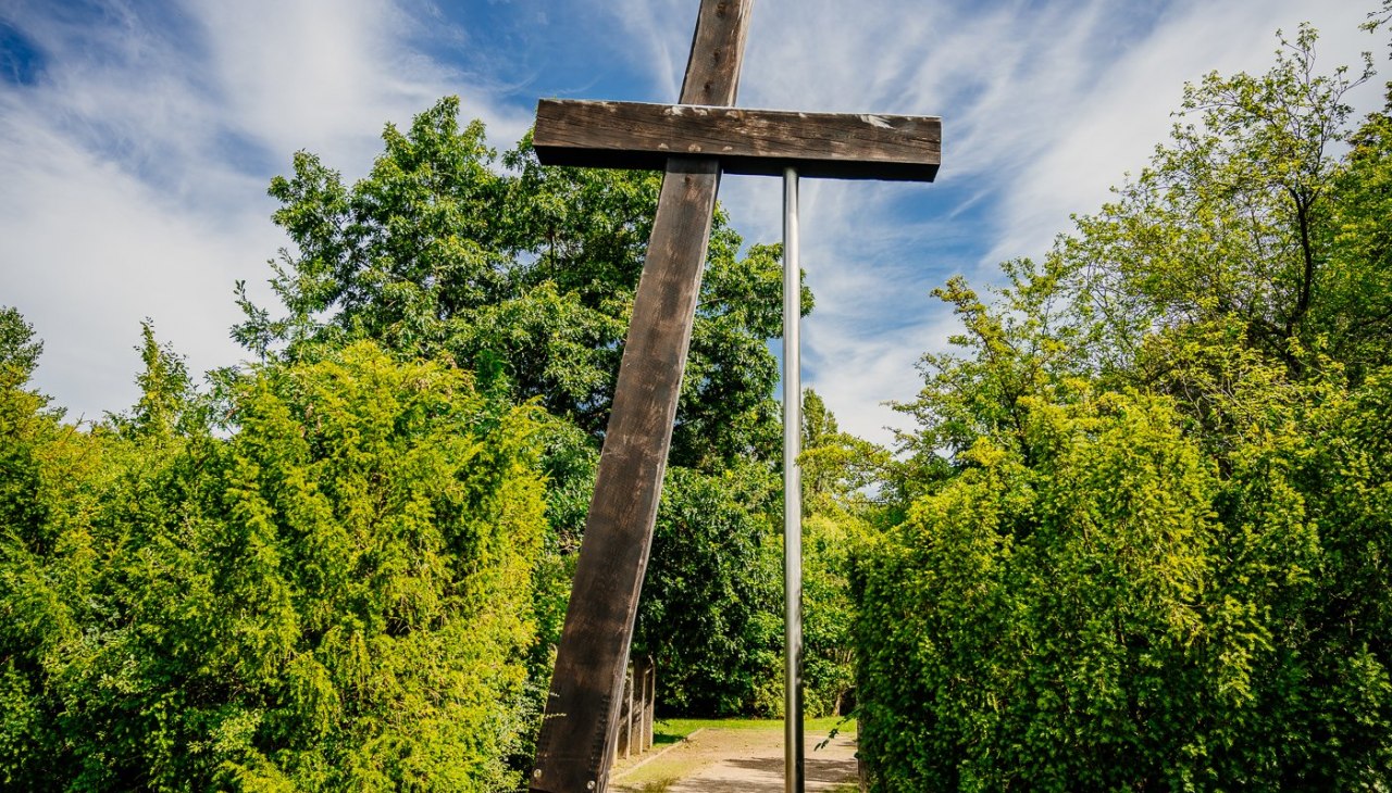 Supported cross at the entrance to the Fünfeichen memorial site, © Christian Thiele Supported cross at the entrance to the Fünfeichen memorial site, © Christian Thiele