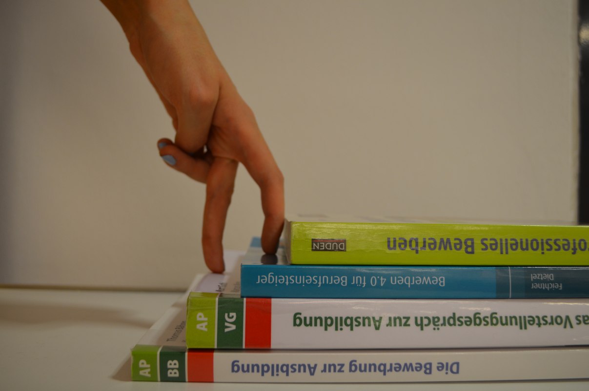 Symolisch lopen twee vingers een trap op die uit boeken bestaat. // © Stadtbibliothek Stralsund Symolisch lopen twee vingers een trap op die uit boeken bestaat. // © Stadtbibliothek Stralsund