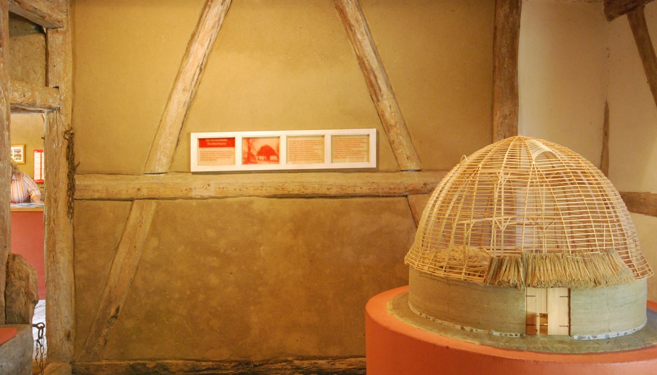 Model van een Mecklenburgse ronde schuur met muren van aangestampte aarde uit de permanente collectie van het Lehmmseum Gnevsdorf, &copy; FAL e.V.