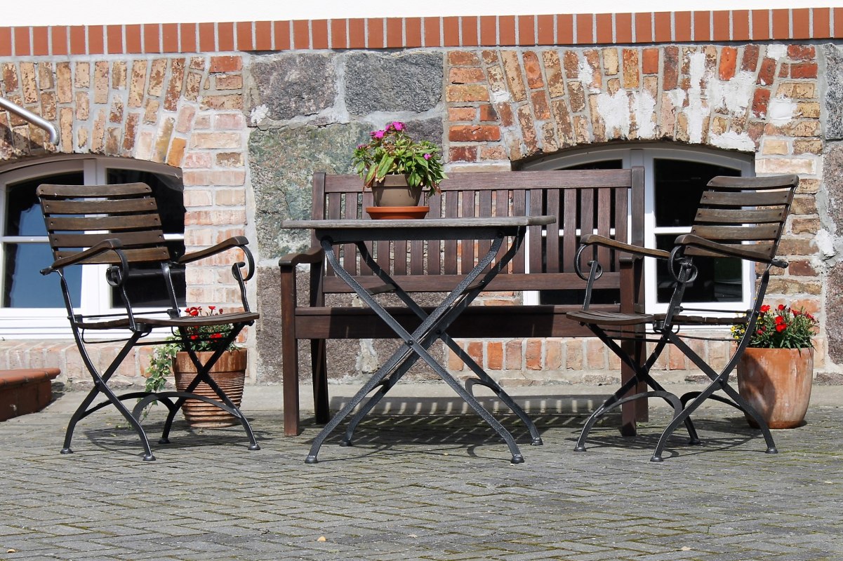 In front of the manor house, &copy; Sabine Schwanzer