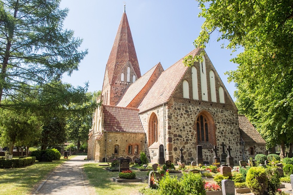 Lichtenhagen dorpskerk met begraafplaats // © Frank Burger Lichtenhagen dorpskerk met begraafplaats // © Frank Burger