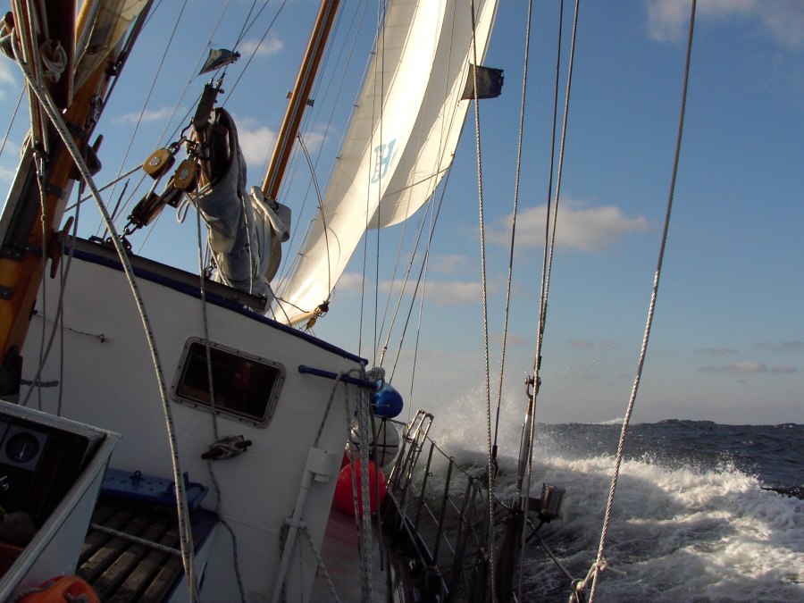 The youth sailing yacht Greif from Ueckermünde in the swell, © Schiffsführung 2004