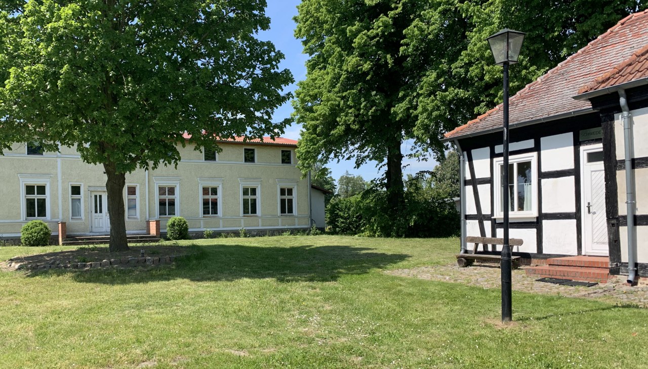 Część posiadłości z dworem, © WERK Gut WOHNEN Schlatkow Część posiadłości z dworem, © WERK Gut WOHNEN Schlatkow