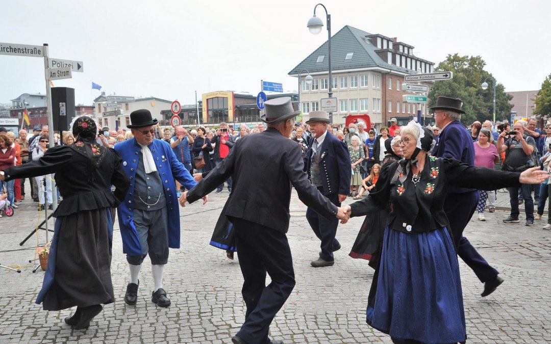 Historical costumes and dances presented by the Warnemünde Association, © Joachim Kloock