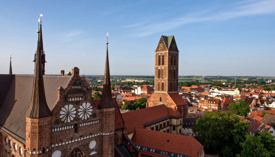 Luchtfoto van de Hanzestad Wismar met uitzicht op de St George's Church en de St Mary's Church Tower., © TMV/Henig