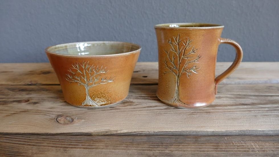 Set of cup and bowl with tree decor (salt brandy) // &copy; Judith Renz