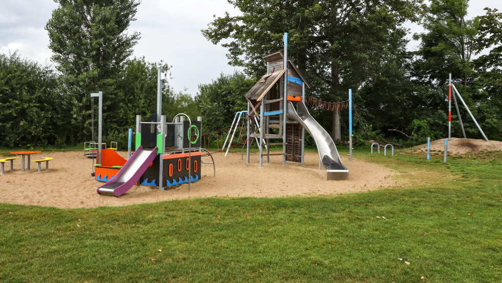 Lido Zarrentin - mali kąpiący się mogą odpocząć na placu zabaw w międzyczasie., © TMV/Gohlke