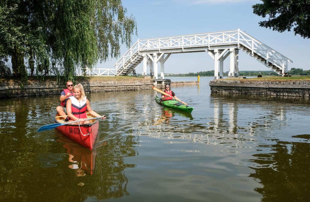 2025-03-27 13_28_21-Weiße Brücke_Paddeln.JPG - IrfanView (Zoom_ 1569 x 1046), © Stadt Neustrelitz