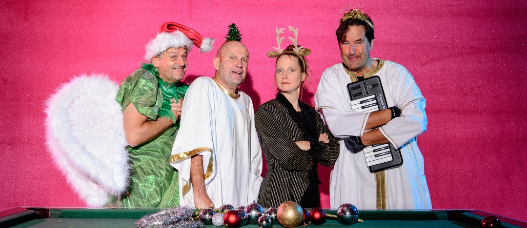 1920x833_Slider__Schoene_Bescherung_Theatersport-Christmas, © theater vorpommern 1920x833_Slider__Schoene_Bescherung_Theatersport-Christmas, © theater vorpommern