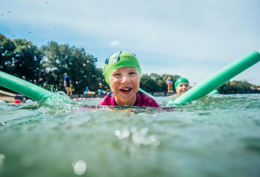 Zwemlessen voor kinderen in het Glambecker See zwemcentrum // © MV-T/Gaensicke Zwemlessen voor kinderen in het Glambecker See zwemcentrum // © MV-T/Gaensicke