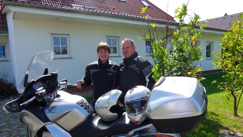 Front domu z właścicielem, © Heidi Rößler