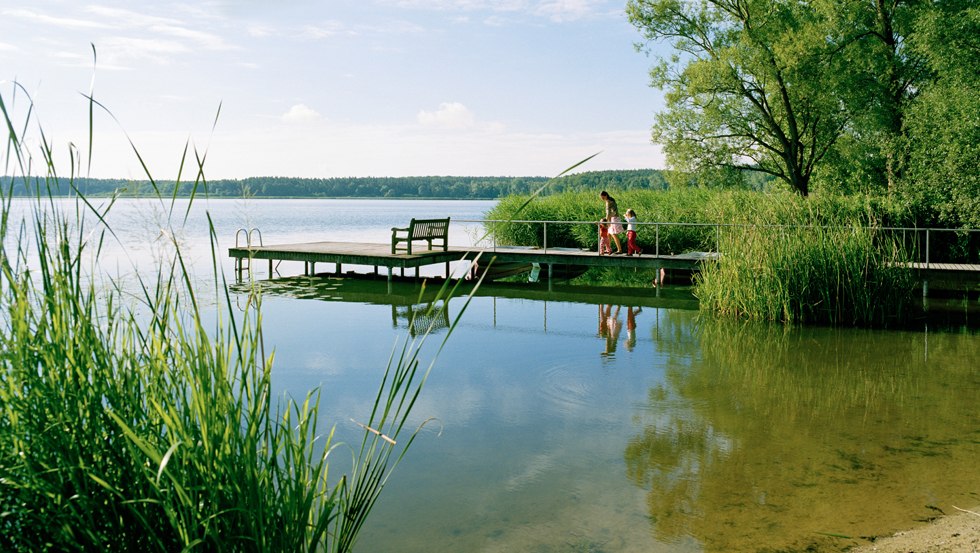 Seehotel przy plaży nad jeziorem Neuklostersee // © Nalbach Architekten Seehotel przy plaży nad jeziorem Neuklostersee // © Nalbach Architekten