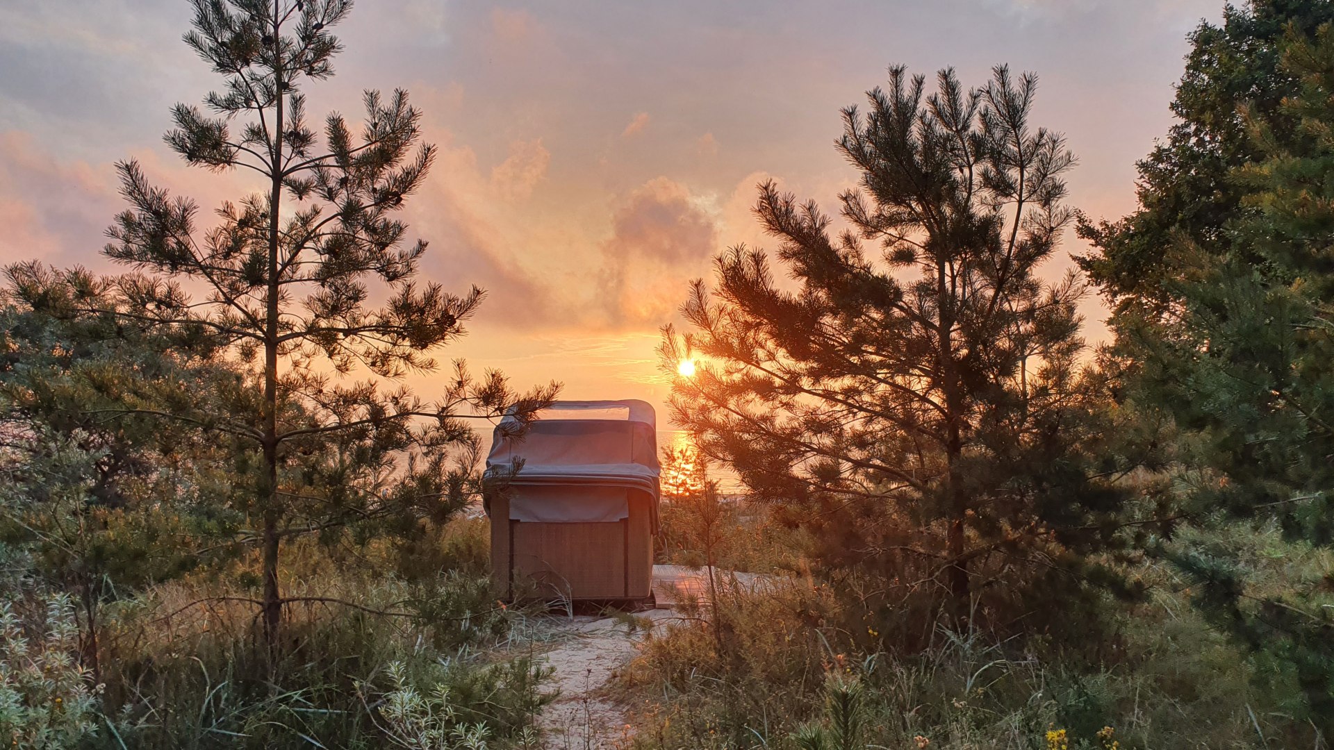 The sleeping beach chair at the campsite in &Uuml;ckeritz stands in the dunes at sunrise