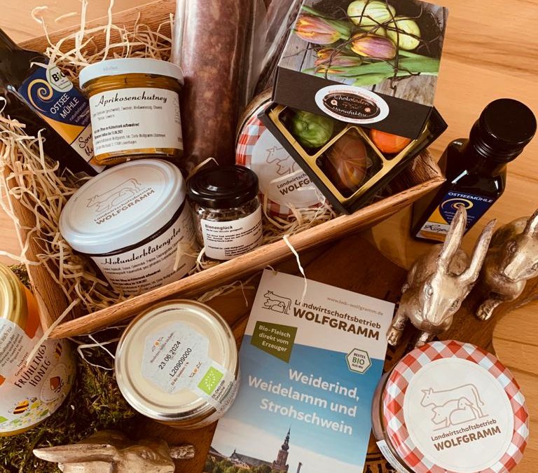 Een kleine selectie producten, hier verpakt in een GenussBox, is ook verkrijgbaar in de WOLFGRAMM regionale winkel., © Dörte Wolfgramm-Stühmeyer