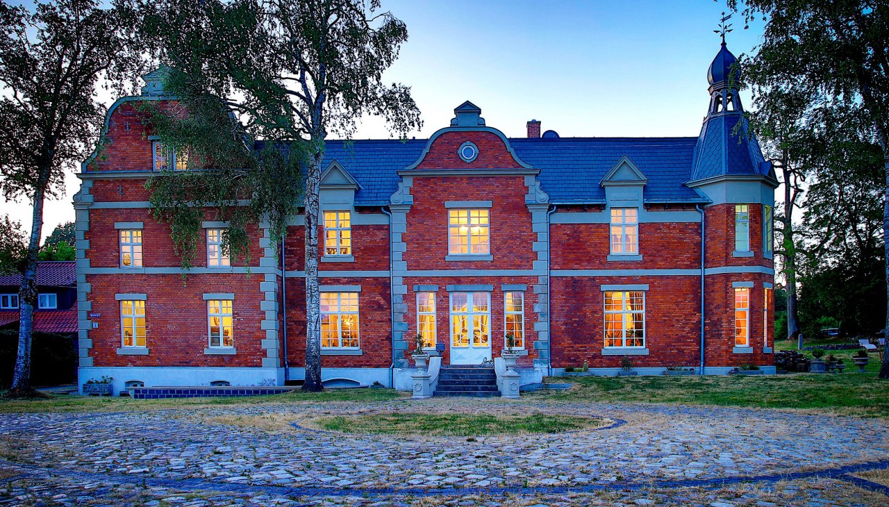 Dwór Brookhusen w wieczornym świetle, © Herrenhaus Brookhusen / T. Paulus Dwór Brookhusen w wieczornym świetle, © Herrenhaus Brookhusen / T. Paulus