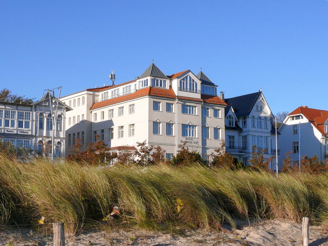 Buitenaanzicht // &copy; Strandhotel Bansiner Hof
