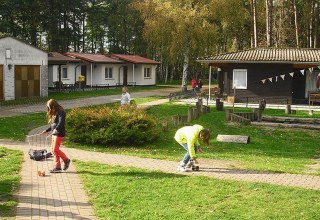 Children playing in front of the bungalows // © Herberge an der Hertesburg/Christa Lüder Children playing in front of the bungalows // © Herberge an der Hertesburg/Christa Lüder