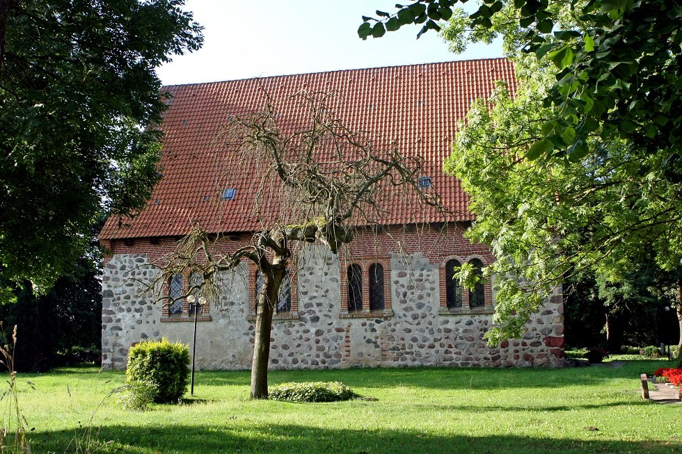 Buitenaanzicht van de kerk // &copy; Sabrina Wittkopf-Schade
