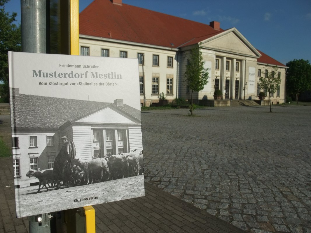 Musterdorf Mestlin, boek, auteur Friedemann Schreiter, uitgegeven door Links Verlag // © Claudia Stauß/DKM Musterdorf Mestlin, boek, auteur Friedemann Schreiter, uitgegeven door Links Verlag // © Claudia Stauß/DKM