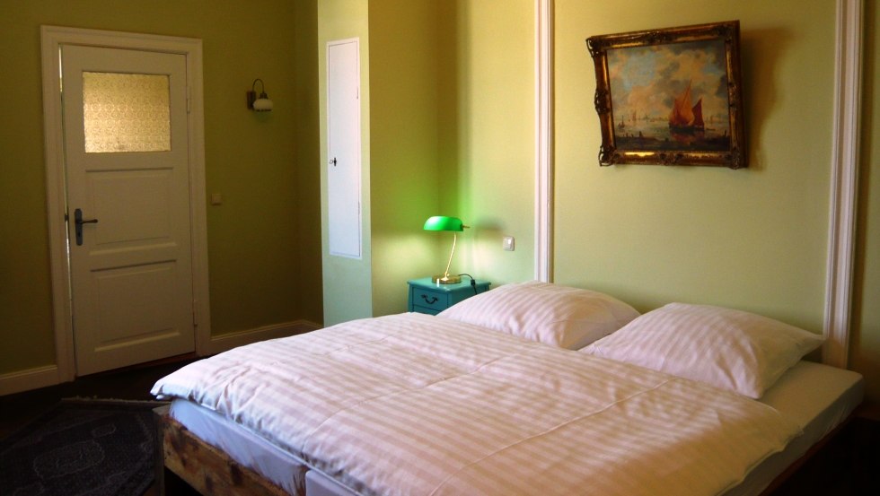 Liefdevol ingerichte slaapkamer in de flat van de huisbaas, © Schloss Pütnitz