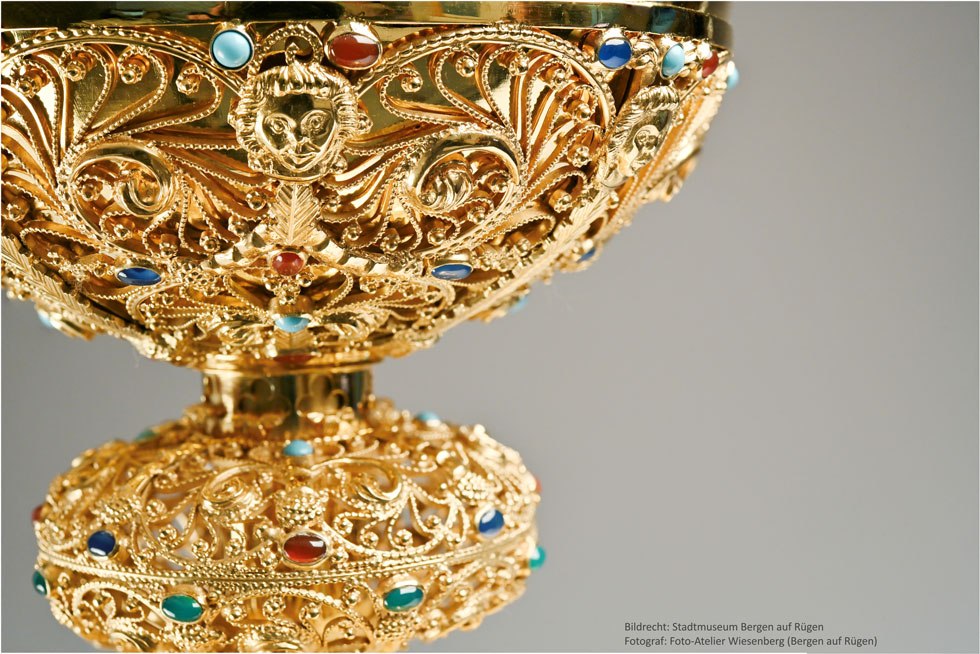 Sinds 10 juni 2017 is in het Stadsmuseum van Bergen auf Rügen de prachtige tentoonstelling te zien, een replica van de Romaanse kelk van het Laatste Avondmaal - gemaakt in het goudsmidsatelier van Frank Neitmann in Bergen auf Rügen., © Bildrecht: Stadtmuseum Bergen auf Rügen/ Stadt Bergen auf Rügen | Fotograf: Bernd Wiesenberg