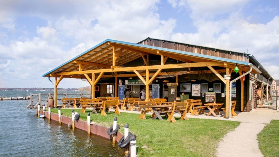 Geniet van het uitzicht op de Müritz en het oude centrum van Waren vanaf de Fischerhof // © Müritzfischer Geniet van het uitzicht op de Müritz en het oude centrum van Waren vanaf de Fischerhof // © Müritzfischer