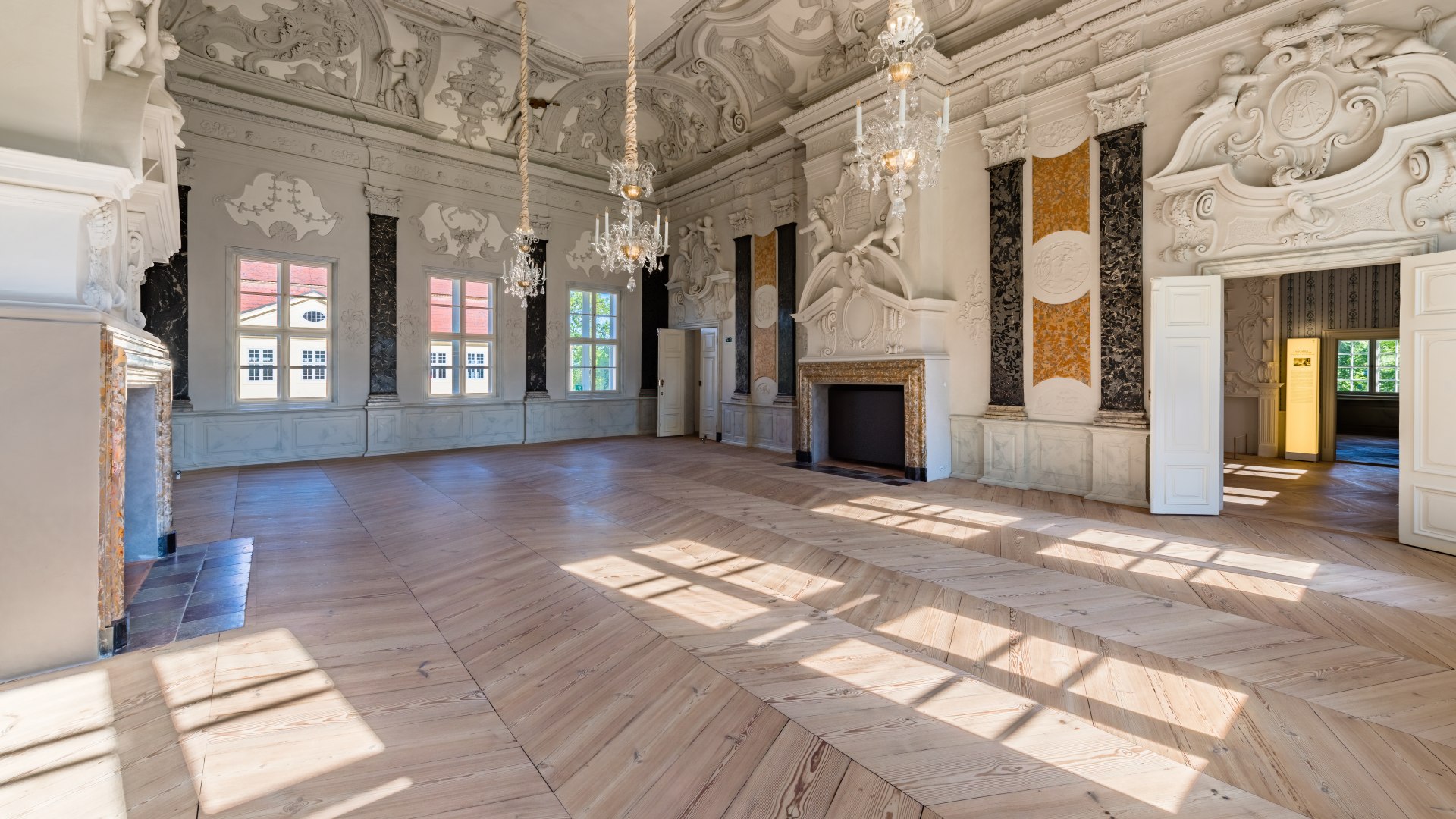 De weelderige balzaal in Mirow Castle. // © MV-T/Tiemann De weelderige balzaal in Mirow Castle. // © MV-T/Tiemann
