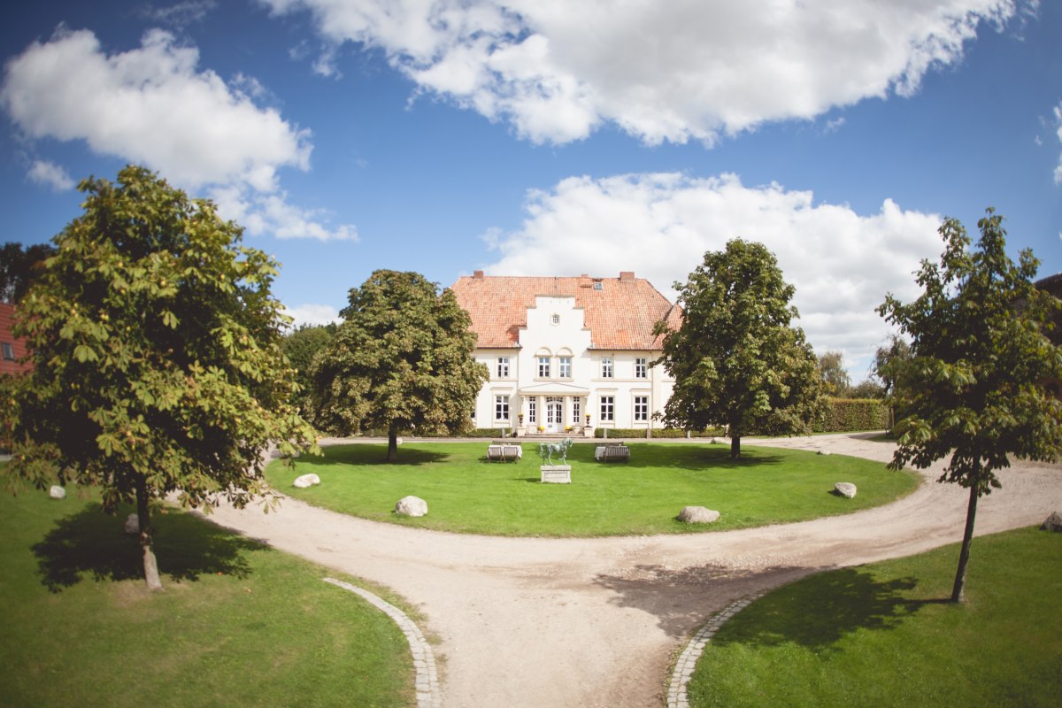 Widok z zewnątrz na posiadłość Klein Nienhagen // © Gut Klein Nienhagen / Anne Karsten Widok z zewnątrz na posiadłość Klein Nienhagen // © Gut Klein Nienhagen / Anne Karsten