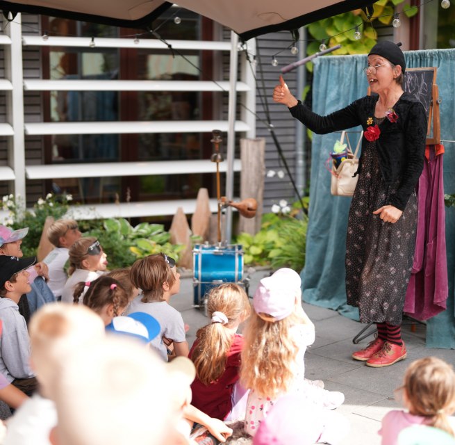 Puppentheateraufführung zum Kinderfest in Innenhof des BÄRENWALD Müritz // © BÄRENWALD Müritz | André Klevenow Puppentheateraufführung zum Kinderfest in Innenhof des BÄRENWALD Müritz // © BÄRENWALD Müritz | André Klevenow