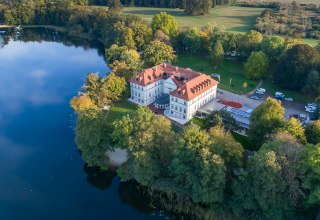 Het Schorssow kasteel aan het meer met veel open ruimte // &copy; Seeschloss Schorssow